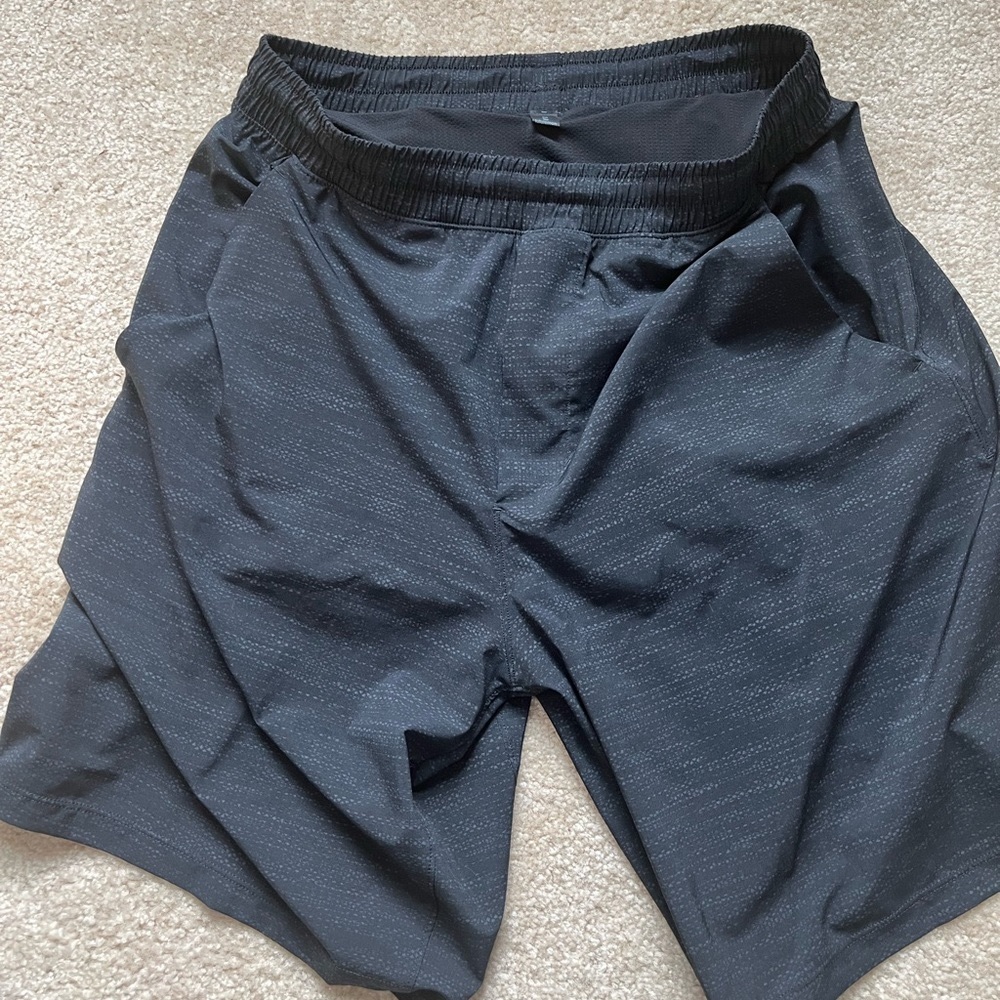 Men’s Lululemon Pacebreaker Shorts, 9” lined, black/navy design